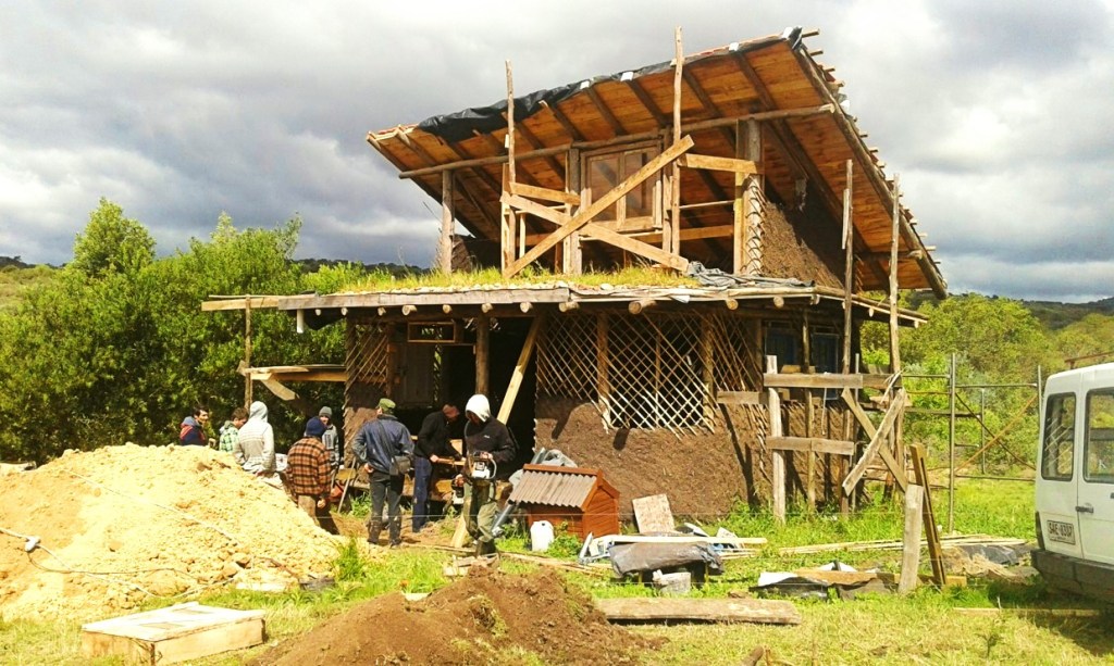 Natural building workshop. Mingha / Permablitz. Green roof, bioconstruction. Community.